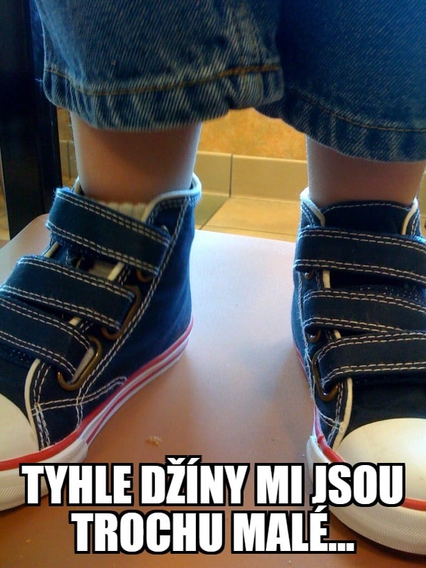 Tyhle džíny mi jsou trochu malé.